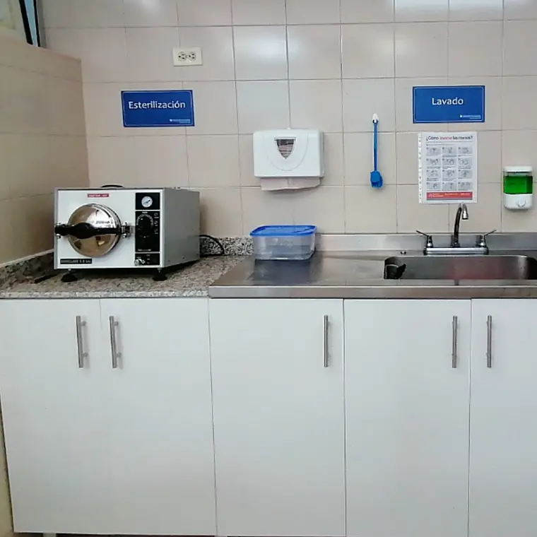 Área de esterilización, con el autoclave del instrumental.