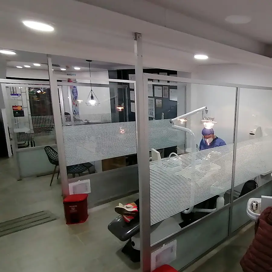 Pasillo de la clínica, con los consultorios a los lados.